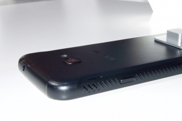 Das Xcover 4 hat wieder ein wasser- und staubfestes Gehäuse, das das Smartphone vor Stürzen und anderen Umwelteinflüssen schützt. (Bild: Andreas Sebayang/Golem.de)